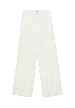 Pantaloni bianchi a gamba larga con tasche frontali, passanti per cintura e chiusura con bottone, mostrati distesi su uno sfondo bianco.