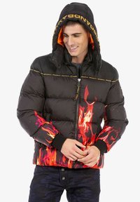 Schwarze Pufferjacke mit roten und orangefarbenen Flammenmotiven, gepolstertem Design, Reißverschluss und abnehmbarem Kapuzenschild mit orangefarbenem Innenfutter.
