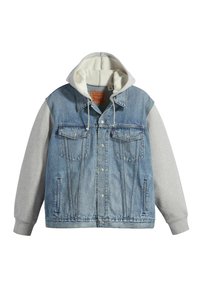 Chaqueta de mezclilla y sudadera gris con botones en la parte delantera, dos bolsillos en el pecho, dos bolsillos laterales y material de mangas en contraste.