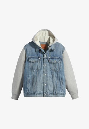 Giacca in denim e felpa grigia con bottone frontale, due tasche sul petto, due tasche laterali e materiale a contrasto per le maniche.