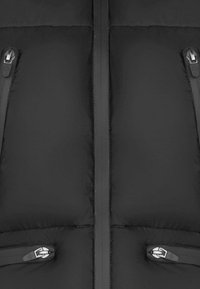 Czarna kurtka puchowa o pikowanej fakturze, z dwoma zamykanymi na zamek kieszeniami i pełnym zamkiem z przodu. Gładki, lekki materiał.