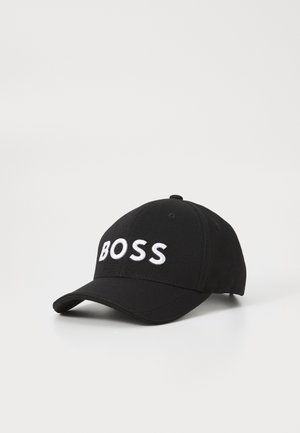 Sort kasket lavet af stof, med en buet skygge og broderet "BOSS"-logo i hvidt på fronten. Simpelt, struktureret design.