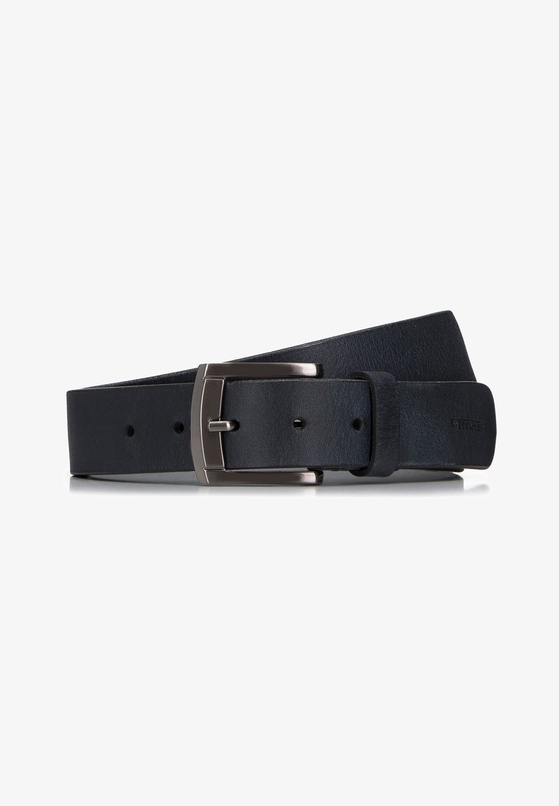 Zwarte leren riem met een gladde textuur en een rechthoekige zilveren metalen gesp. Bevat verschillende gaten voor verstelbaarheid en heeft een gestikte rand.