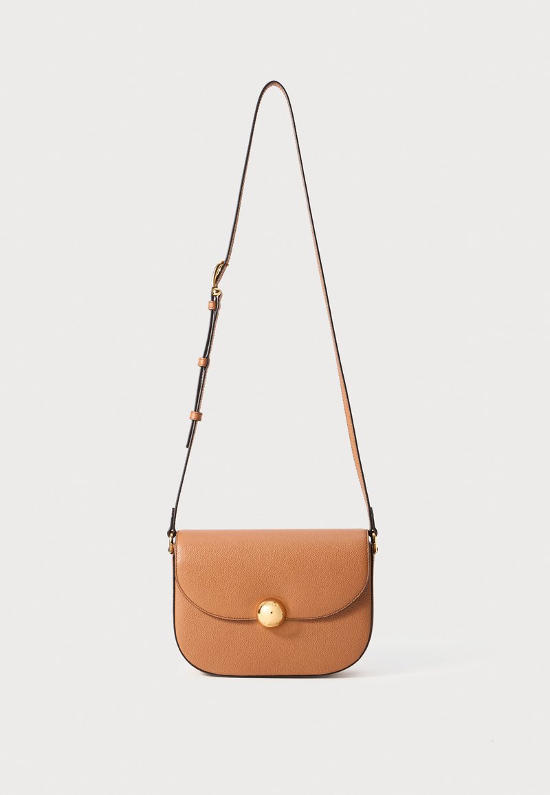 Borsa a tracolla in pelle di un caldo marrone con un pattina arrotondata, chiusura a bottone dorato e tracolla regolabile. Texture liscia con grana sottile.