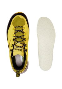Scarpe da trekking gialle con tomaia in mesh e suede, lacci neri, dettagli testurizzati e soletta bianca removibile con macchie multicolori.