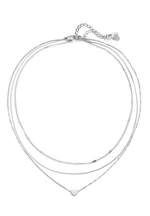 Srebrny, wielowarstwowy naszyjnik składający się z trzech łańcuszków o zróżnicowanej fakturze, z małym serduszkiem na najniższej warstwie.
