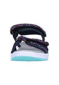 Säädettävät sandaalit, joissa on laivaston sininen ja vaaleanpunainen kuosi, sekä valkoinen ja vaaleansininen pohja. Ominaisuuksiin kuuluu pehmeä hihnasuunnittelu ja turvallinen solki. Mukava istuvuus.