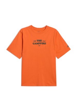 Jasno pomarańczowy t-shirt z krótkim rękawem z napisem „Wild The West Campfire 4F” drukowanym ciemną czcionką na piersi.