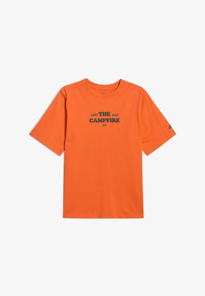 Jasno pomarańczowy t-shirt z krótkim rękawem z napisem „Wild The West Campfire 4F” drukowanym ciemną czcionką na piersi.