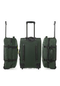 Conjunto de maletas de viaje en tela de color verde oscuro, cuenta con un mango retráctil, múltiples cremalleras, correas laterales para compresión y ruedas duraderas.