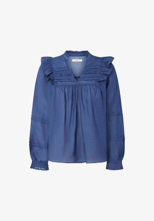 Tumedat sinine pluus, millel on volangiga äärised kaela ja õlgade juures. Omab V-kujulist kaelust, pikkade varrukate ja kogutud tekstuuriga.