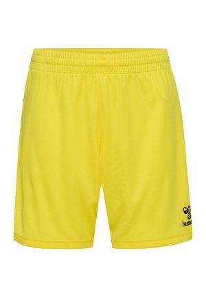 Geel sportshorts met een elastische tailleband, een gladde textuur en een zwart logo op de rechteronderkant. Eenvoudig ontwerp, knielange snit.