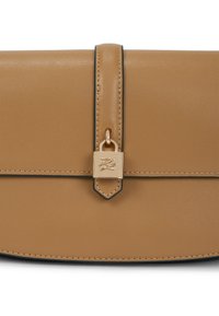 Borsa in pelle color cuoio con texture liscia e falda piegata, caratterizzata da una chiusura in tono oro e cuciture nere lungo i bordi.