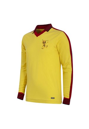 Gele sportsjersey met lange mouwen, rode en zwarte gestreepte kraag en manchetten, rode streep langs de mouwen, en een cartoonbij-logo op de borst.