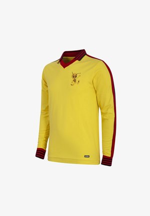 Gele sportsjersey met lange mouwen, rode en zwarte gestreepte kraag en manchetten, rode streep langs de mouwen, en een cartoonbij-logo op de borst.