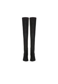 Botas negras de gamuza hasta la rodilla con un diseño elegante, que presentan una silueta ajustada y una textura suave sin herrajes o patrones visibles.