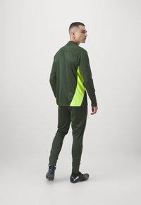 Puma BVB BORUSSIA DORTMUND TRAINING PANTS - Fanartikel - myrtle/yellow alert