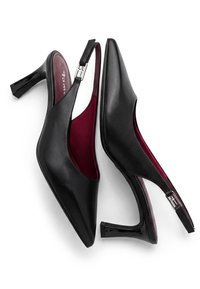Μαύρα δερμάτινα παπούτσια slingback με μυτερά δάχτυλα, μεσαίου ύψους τακούνια τύπου block, ασημένιες αγκράφες και σκούρο κόκκινη εσωτερική επένδυση.