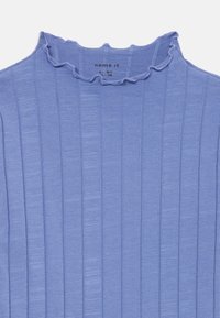 Chemise courte à manches courtes rayée bleue pour enfants, avec un petit col froncé et une étiquette de taille à l'intérieur de l'encolure.