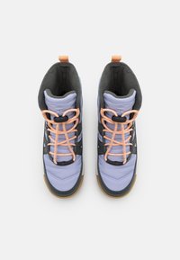 Sneaker alte in lavanda e grigio. Presentano lacci arancioni chiari, colli imbottiti e suole in gomma con una presa testurizzata.