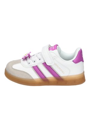 Biały i beżowy dziecięcy sneaker z fioletowymi paskami, kwiatową ozdobą na sznurówkach, paskiem na rzep i gumową podeszwą.