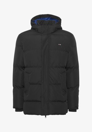 Svart dunjakke med hette, med glidelås foran, to sidelommer og blå fôr. Inkluderer horisontale quiltepaneler.