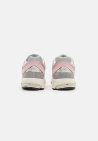 New Balance M2002 UNISEX - Sneaker low - orb pink