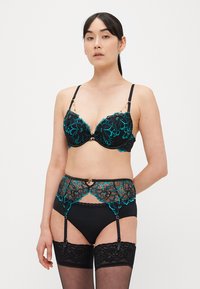 Conjunto de lingerie em renda preta com bordado floral turquesa. Inclui um soutien push-up com alças ajustáveis e uma liga de cintura alta combinando.