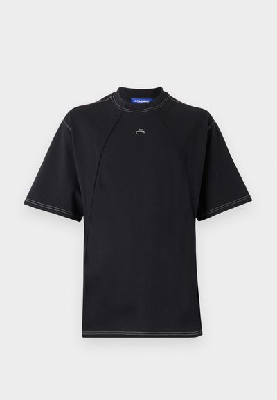 Črna kratkotrajna majica s kratkimi rokavi in okroglim izrezom, ki ima kontrastne šive in majhno logo na prsih. Gladka, elastična tkanina.