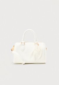 Λευκή τσάντα χειρός από υλικό συνθετικής υφής. Διαθέτει χρυσό μεταλλικό εξάρτημα, διπλές λαβές και διακοσμητικά μαργαριτάρια. Ορθογώνιο σχήμα.