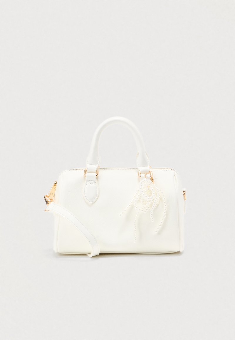 Λευκή τσάντα χειρός από υλικό συνθετικής υφής. Διαθέτει χρυσό μεταλλικό εξάρτημα, διπλές λαβές και διακοσμητικά μαργαριτάρια. Ορθογώνιο σχήμα.