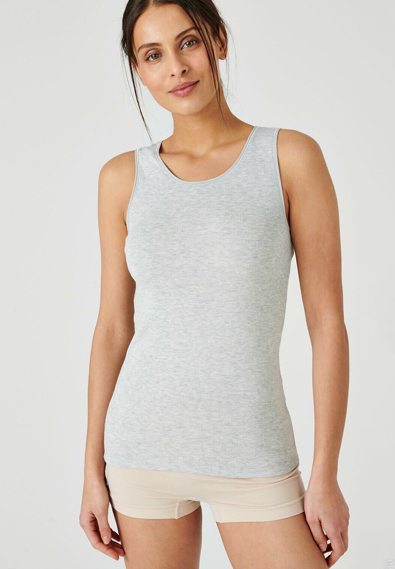 Lichtgrijze mouwloze tanktop met een ronde hals, gemaakt van zachte stof. Gecombineerd met beige boxershorts, met een gladde textuur.