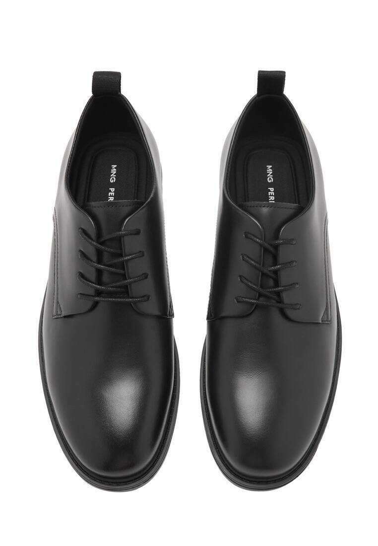 Schwarze Lederschuhe mit glatter Oberfläche, Schnürdesign, runder Zehenpartie und robustem Profil. Verfügt über eine Zuglasche an der Ferse für einfaches An- und Ausziehen.