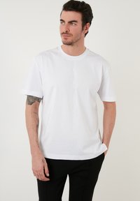 Buratti REGULAR FIT - Tricou basic - white