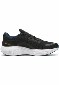 Chaussure de course en mesh noir avec semelle épaisse blanche, lacets noirs, doublure intérieure bleue et petit texte jaune « Puma Running » sur le talon.