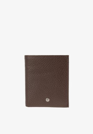 Bruine, getextureerde lederen portemonnee met een klein rond metalen embleem aan de onderkant, midden aan de voorkant.