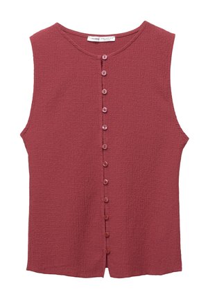 Haut sans manches rouge en tissu texturé, avec un col rond et une rangée de six boutons assortis sur le devant.