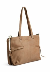 Borsa tote in pelle marrone con due tasche laterali, manici lunghi e superficie testurizzata. Presenta una cucitura centrale e una tracolla regolabile.