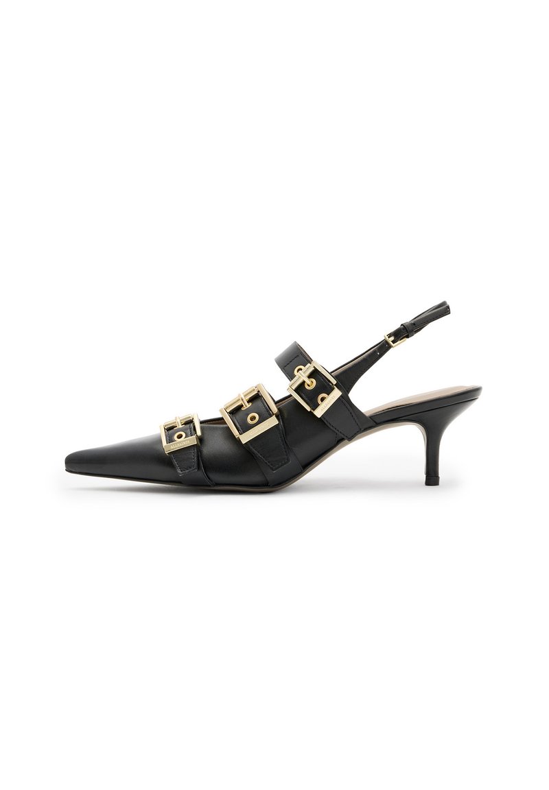 Sorte skinnslingback hæler med spiss tå, tre gullspenner og en slank 5 cm hæl. Glatt tekstur og minimalistisk design.