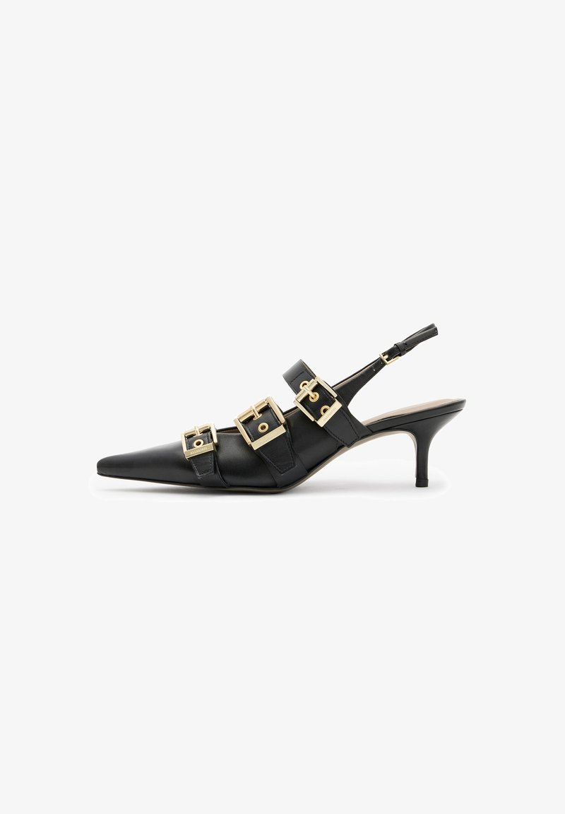 Zwarte leren slingback hakken met een spitse neus, drie gouden gespen en een slanke hak van 5 cm. Glad textuur en minimalistisch design.