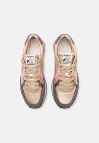 Beige och bruna sneakers med rosa detaljer, slät textil- och läderövre, rund tå, snörning framtill, logotyp på tungan och sidopaneler.