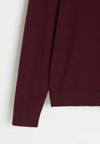 Bordowy sweter z długim rękawem, z prążkowanymi mankietami i krawędzią, na jednolitym białym tle.