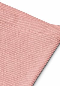 Nahaufnahme von hellrosa Stoff, der eine gerippte Textur und sichtbare Nähdetails aufweist. Der Rand ist leicht gerollt und hat ein glattes Finish.