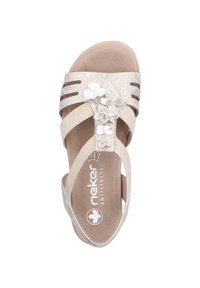 Beige sandal med remmar, texturerat material, blommiga detaljer, vadderad innersula och antistress-logotyp på sulan.