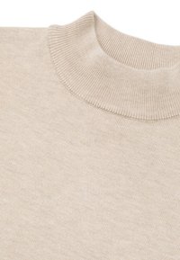Beżowy sweter dzianinowy z żeberkowym okrągłym dekoltem, wykonany z miękkiego, delikatnego materiału.