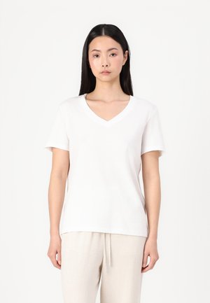 Witte katoenen T-shirt met korte mouwen en V-hals. Heeft een relaxte pasvorm en een gladde textuur, zonder zichtbare patronen of versieringen.