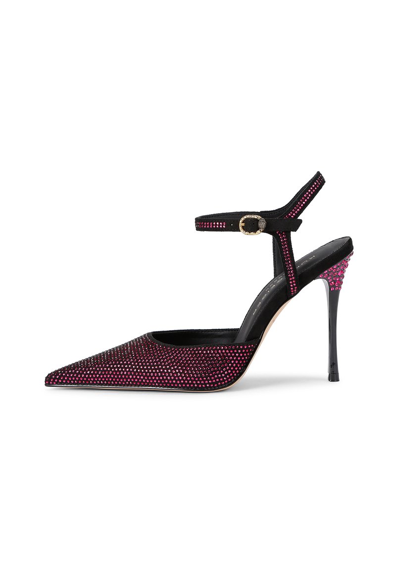 Décolleté nera con tacco a spillo e punta affusolata, decorata con strass rosa, presenta un cinturino alla caviglia con fibbia dorata e un tacco testurizzato.