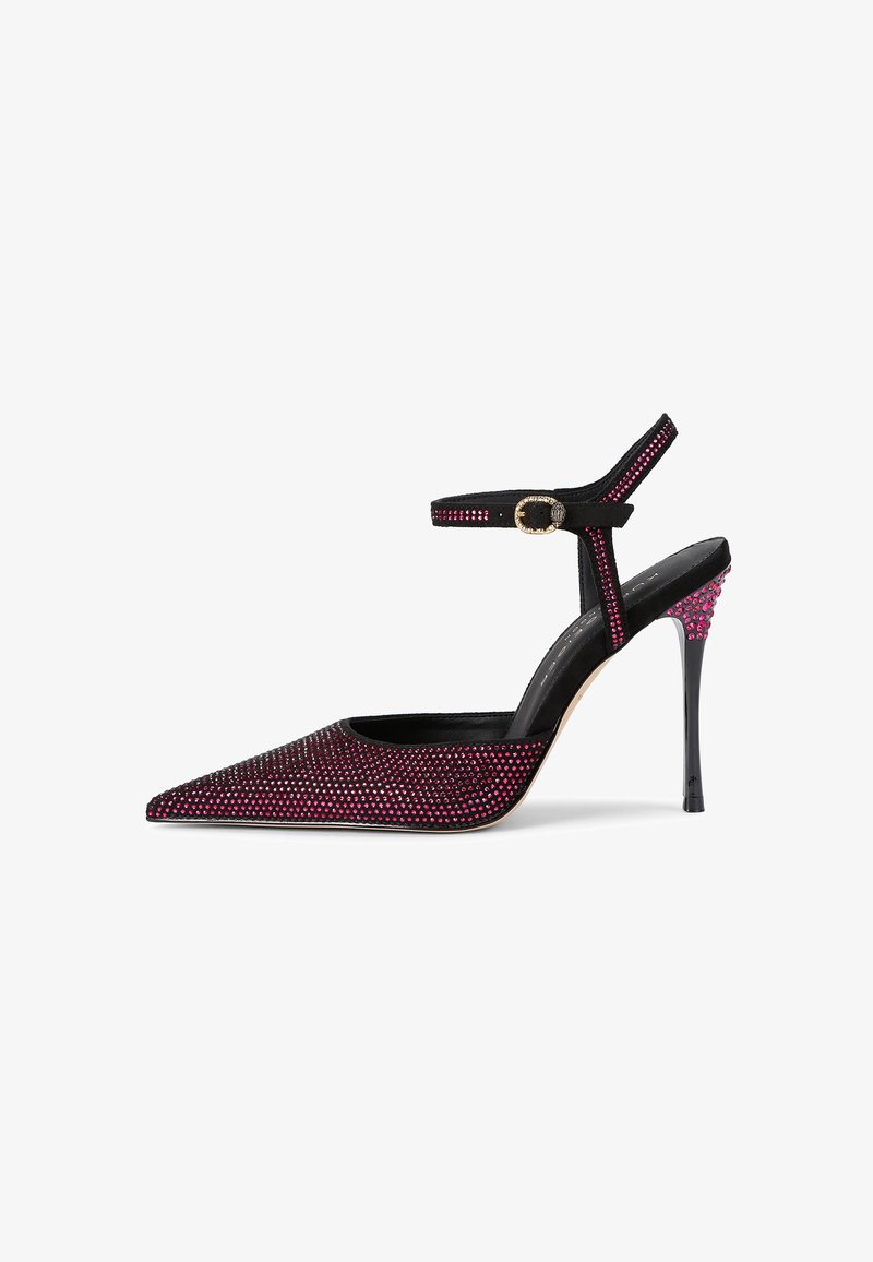 Décolleté nera con tacco a spillo e punta affusolata, decorata con strass rosa, presenta un cinturino alla caviglia con fibbia dorata e un tacco testurizzato.