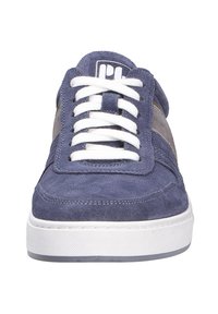 Blaue Wildleder-Sneaker mit weißen Schnürsenkeln, runder Zehenpartie, kontrastierenden grauen Streifen und einer strukturierten weißen Gummisohle. Branding sichtbar auf der Lasche.