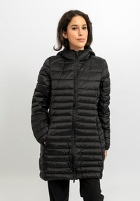 Giacca a vento nera con cappuccio, caratterizzata da un design trapuntato, cerniera frontale e due tasche laterali. Tessuto liscio, vestibilità a lunghezza fianchi.